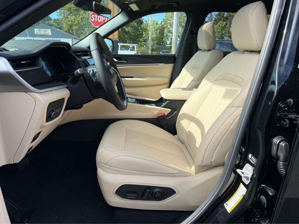 new 2025 Jeep Grand Cherokee car, priced at $46,250