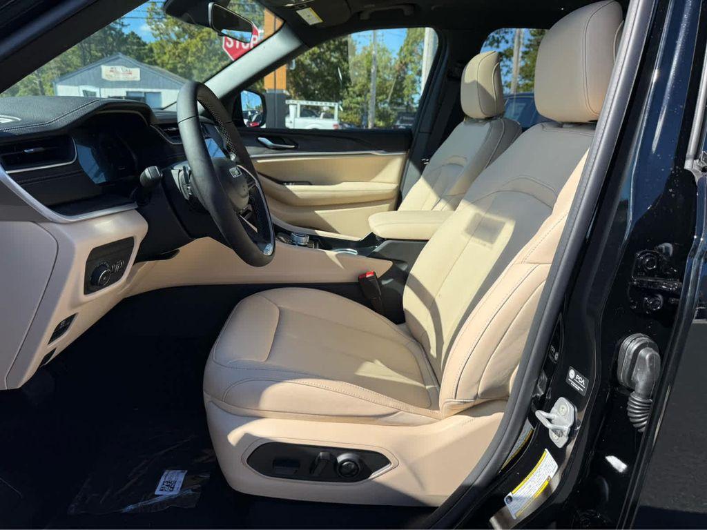 new 2025 Jeep Grand Cherokee car, priced at $48,450