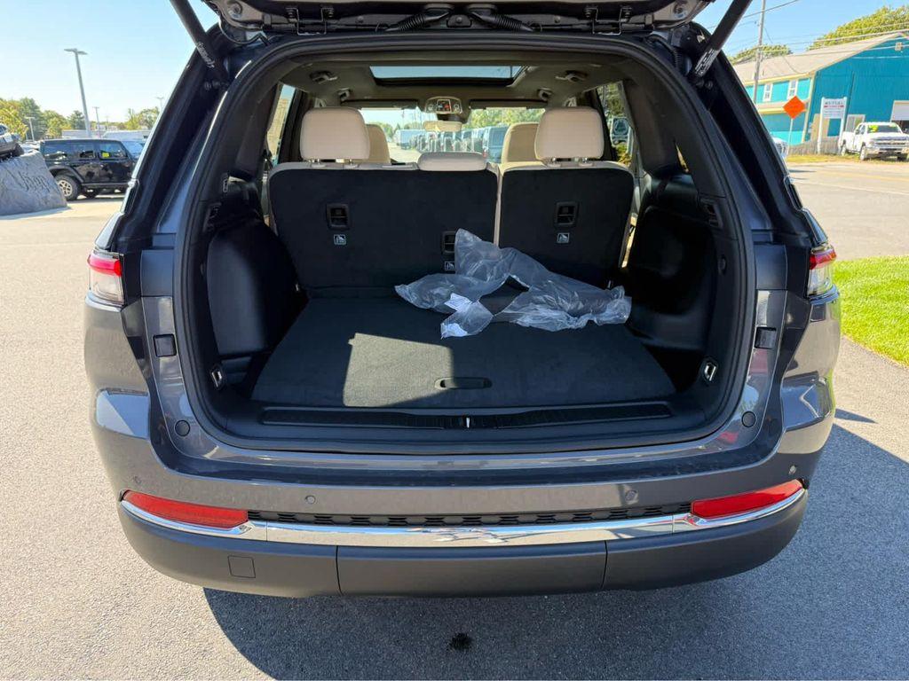 new 2025 Jeep Grand Cherokee car, priced at $45,750