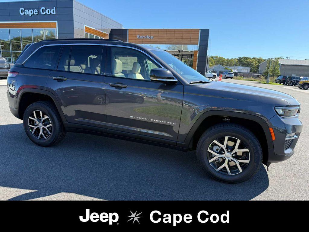 new 2025 Jeep Grand Cherokee car, priced at $45,750
