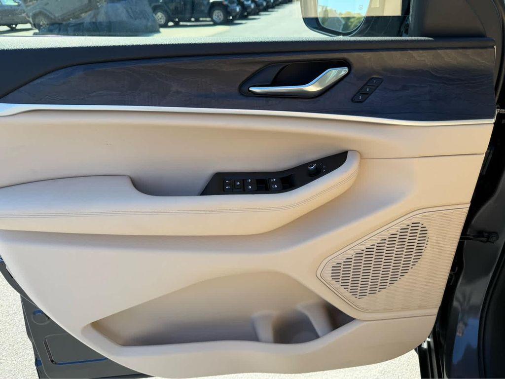 new 2025 Jeep Grand Cherokee car, priced at $45,750