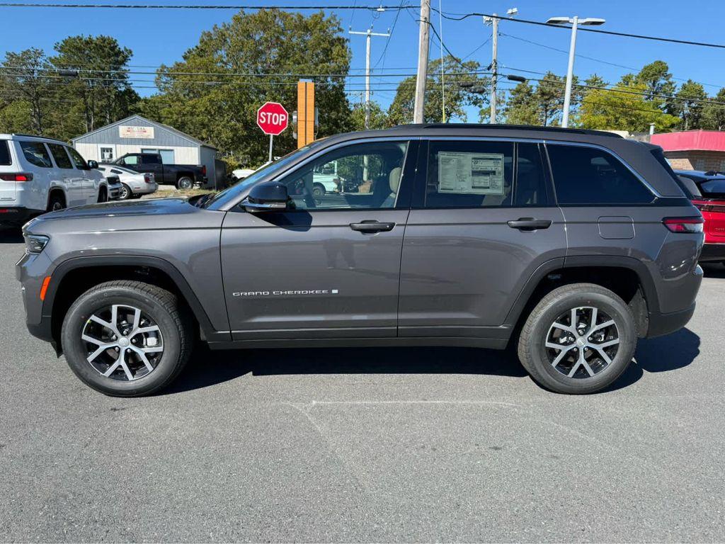 new 2025 Jeep Grand Cherokee car, priced at $45,750