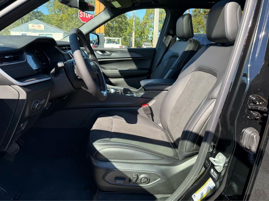 new 2025 Jeep Grand Cherokee car, priced at $43,750