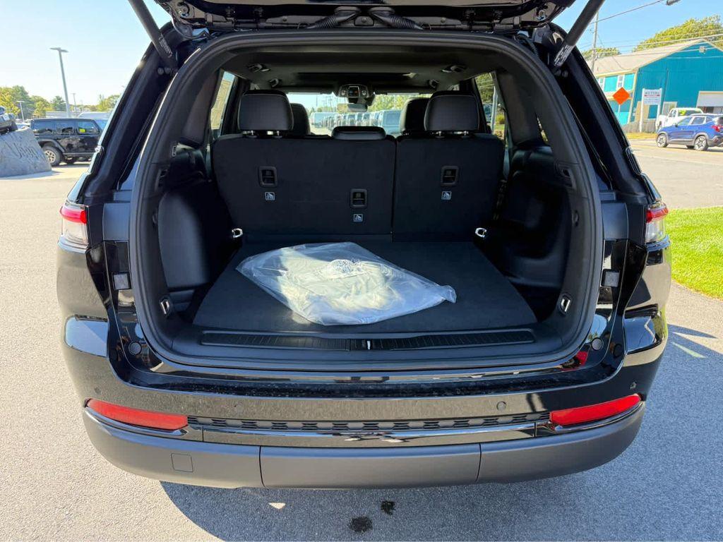 new 2025 Jeep Grand Cherokee car, priced at $43,750
