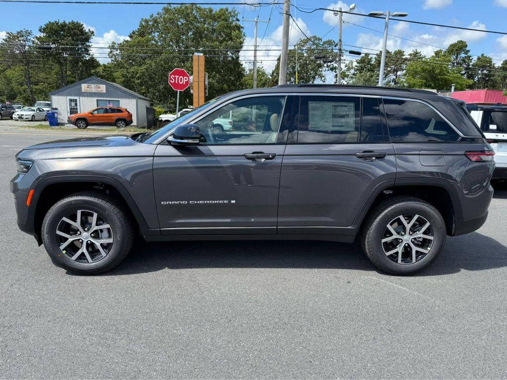 new 2025 Jeep Grand Cherokee car, priced at $45,250