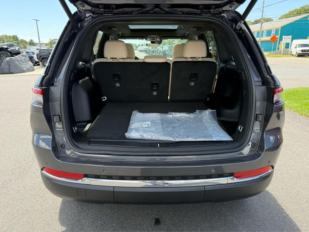 new 2025 Jeep Grand Cherokee car, priced at $45,250