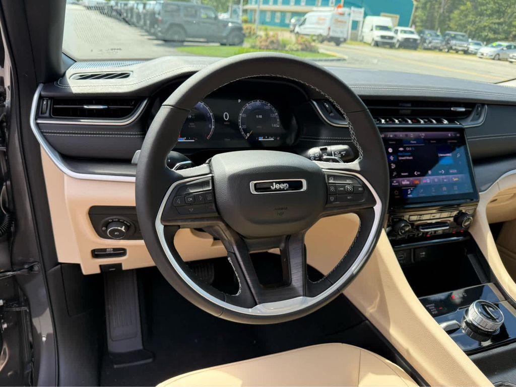 new 2025 Jeep Grand Cherokee car, priced at $45,250