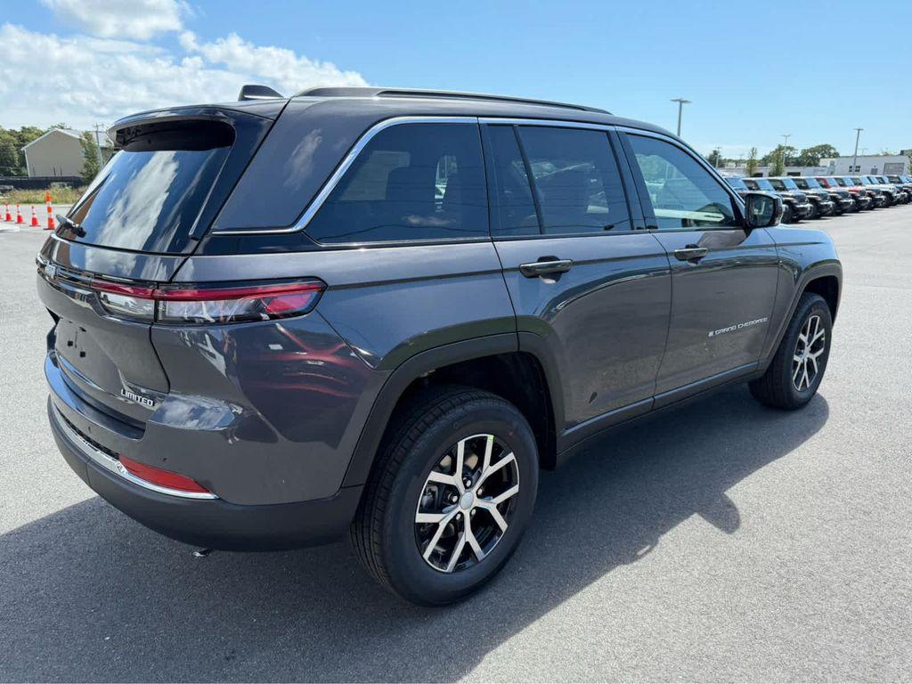 new 2025 Jeep Grand Cherokee car, priced at $45,250