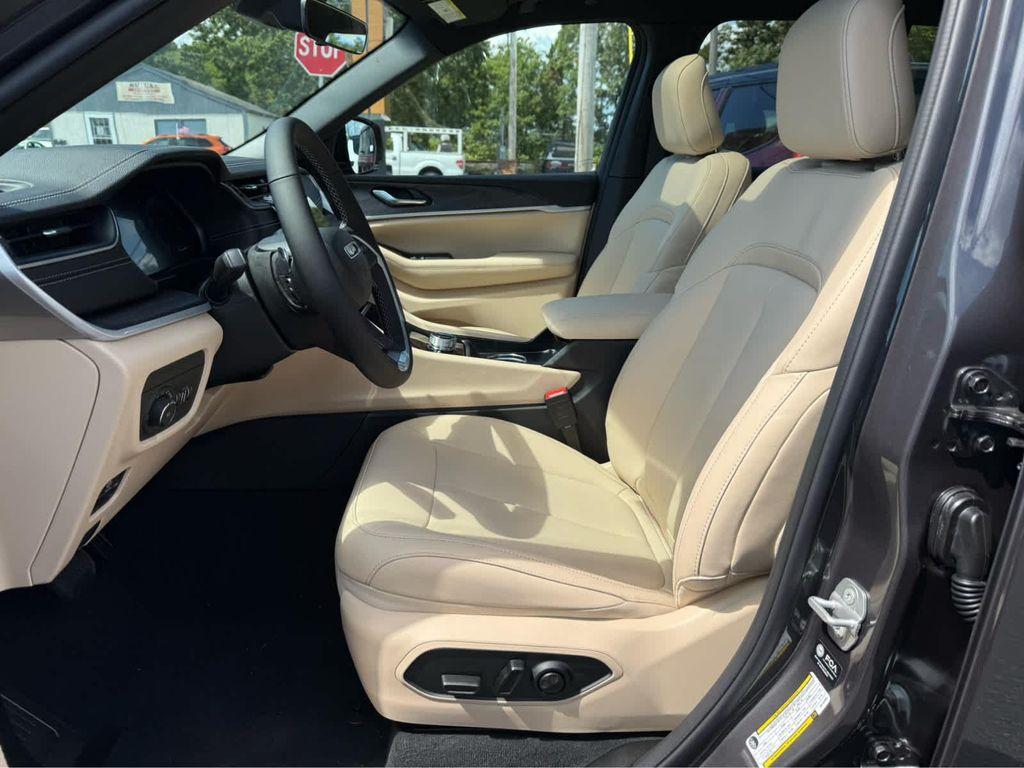 new 2025 Jeep Grand Cherokee car, priced at $45,250