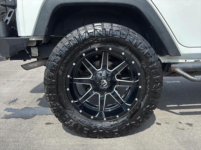 used 2015 Jeep Wrangler Unlimited car, priced at $16,295