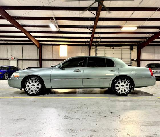 used 2004 Lincoln Town Car car, priced at $21,999