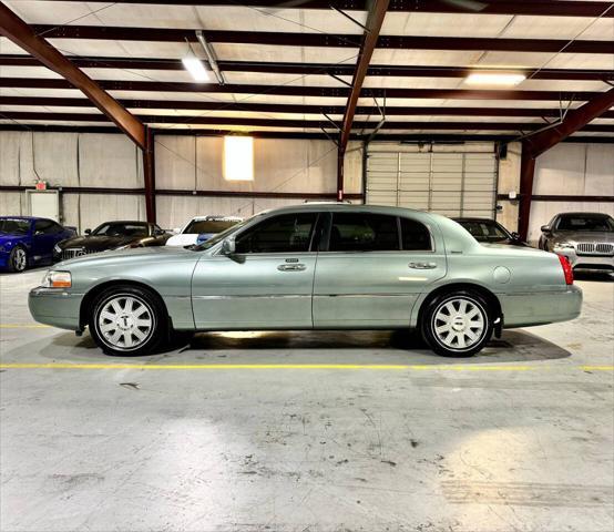 used 2004 Lincoln Town Car car, priced at $21,999