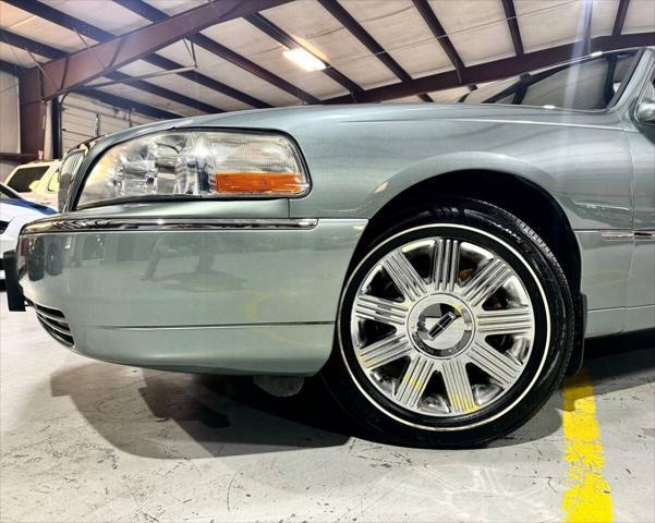 used 2004 Lincoln Town Car car, priced at $21,999