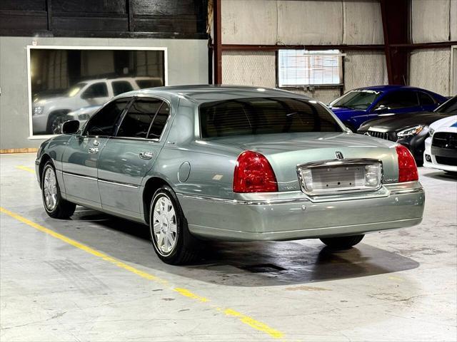 used 2004 Lincoln Town Car car, priced at $21,999