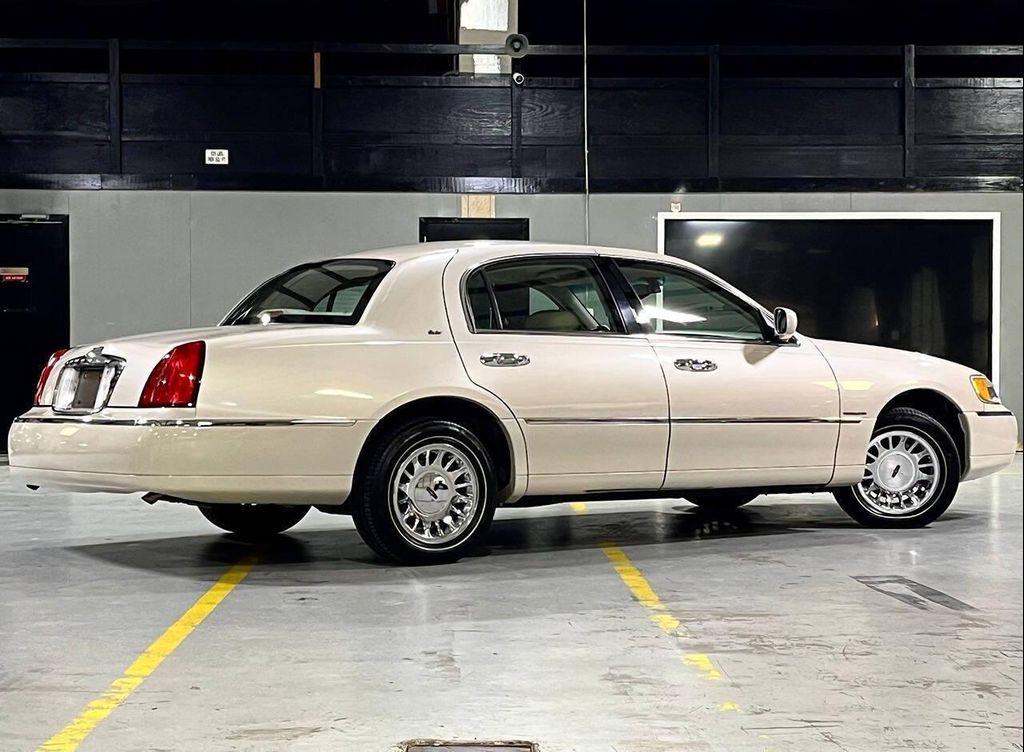 used 2002 Lincoln Town Car car, priced at $17,499