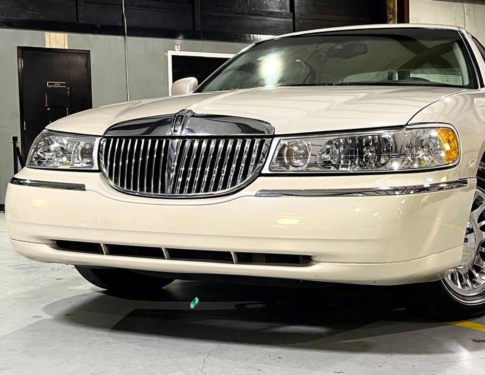 used 2002 Lincoln Town Car car, priced at $17,999