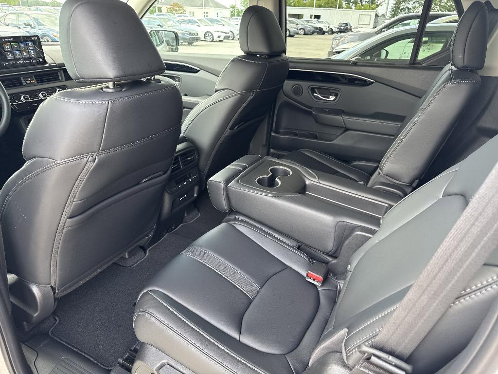 new 2025 Honda Pilot car, priced at $42,680