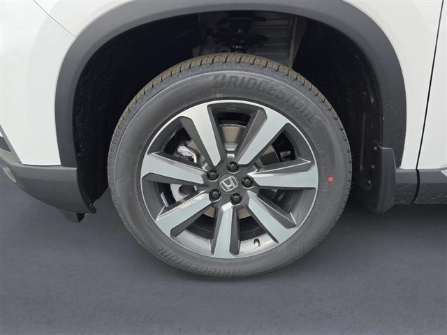 new 2025 Honda Pilot car, priced at $49,559