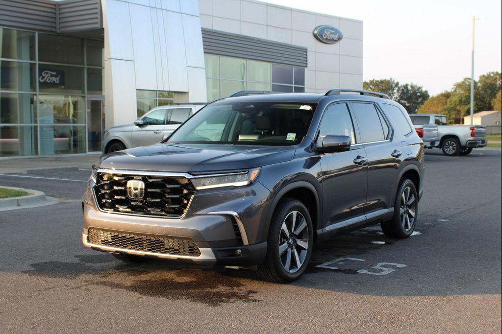used 2025 Honda Pilot car, priced at $47,877