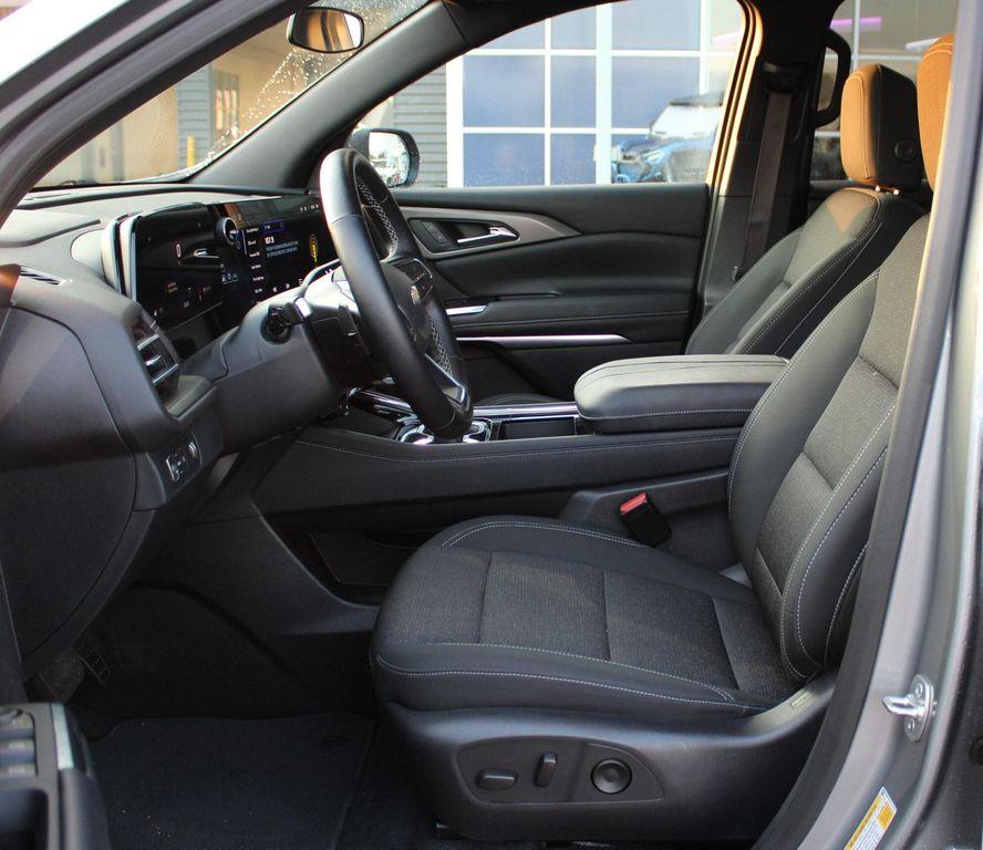 used 2025 Chevrolet Traverse car, priced at $38,877