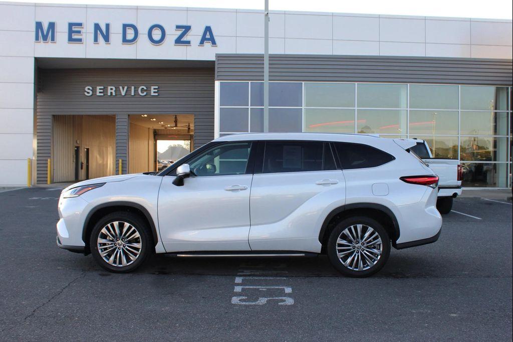used 2023 Toyota Highlander car, priced at $43,977