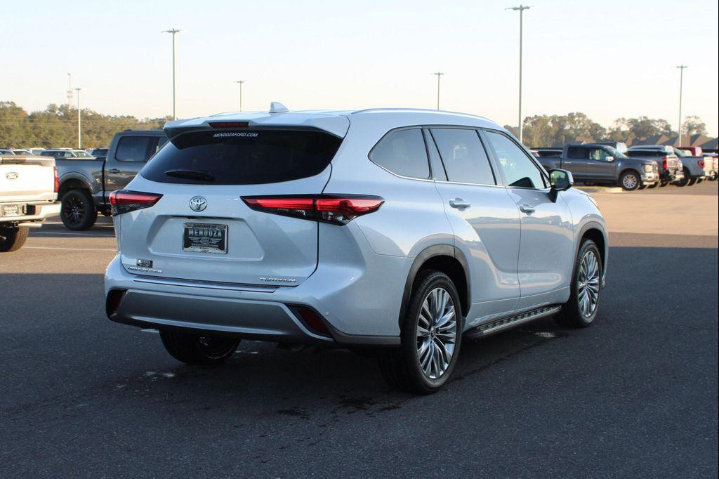 used 2023 Toyota Highlander car, priced at $43,977