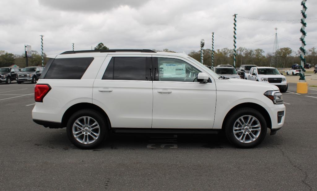 new 2024 Ford Expedition car, priced at $60,000