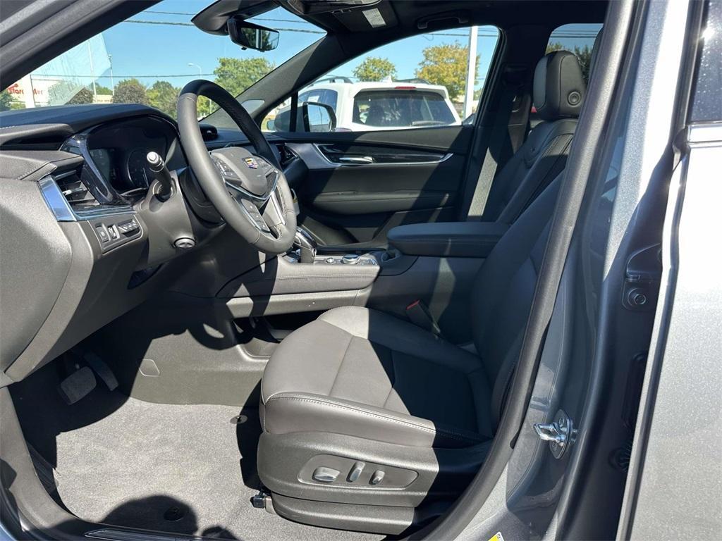 new 2025 Cadillac XT5 car, priced at $58,665
