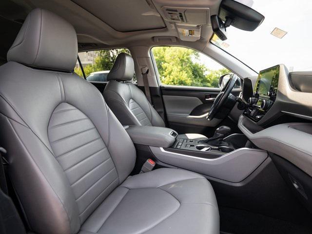 used 2022 Toyota Highlander car, priced at $35,498
