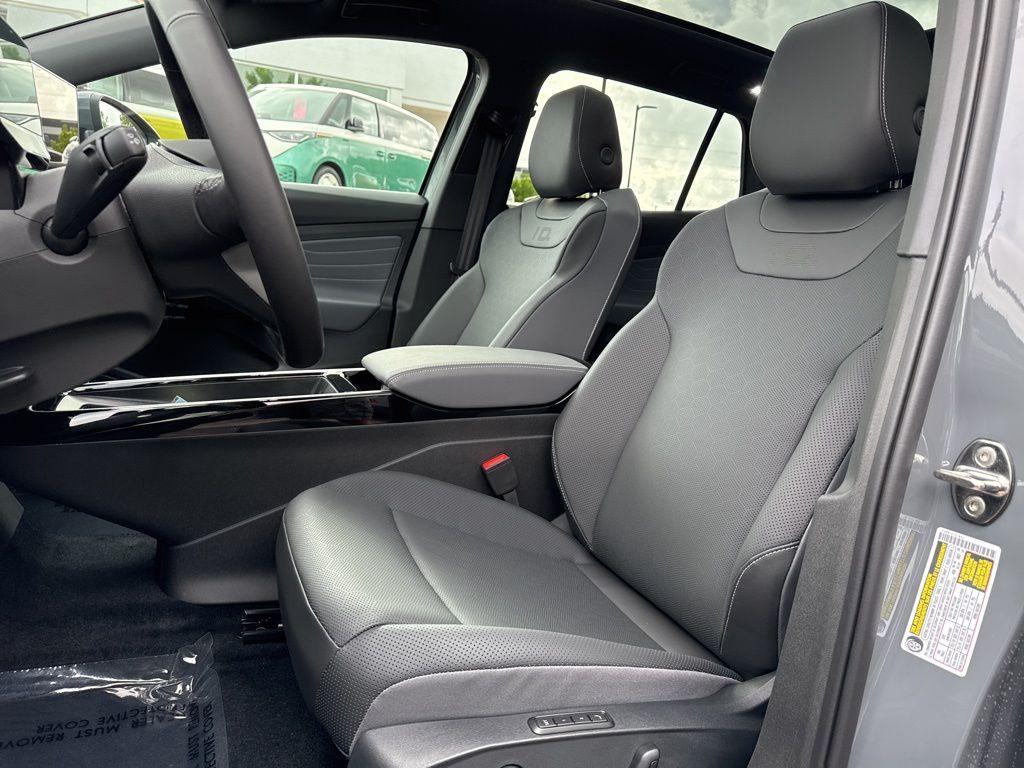 new 2025 Volkswagen ID.4 car, priced at $45,359