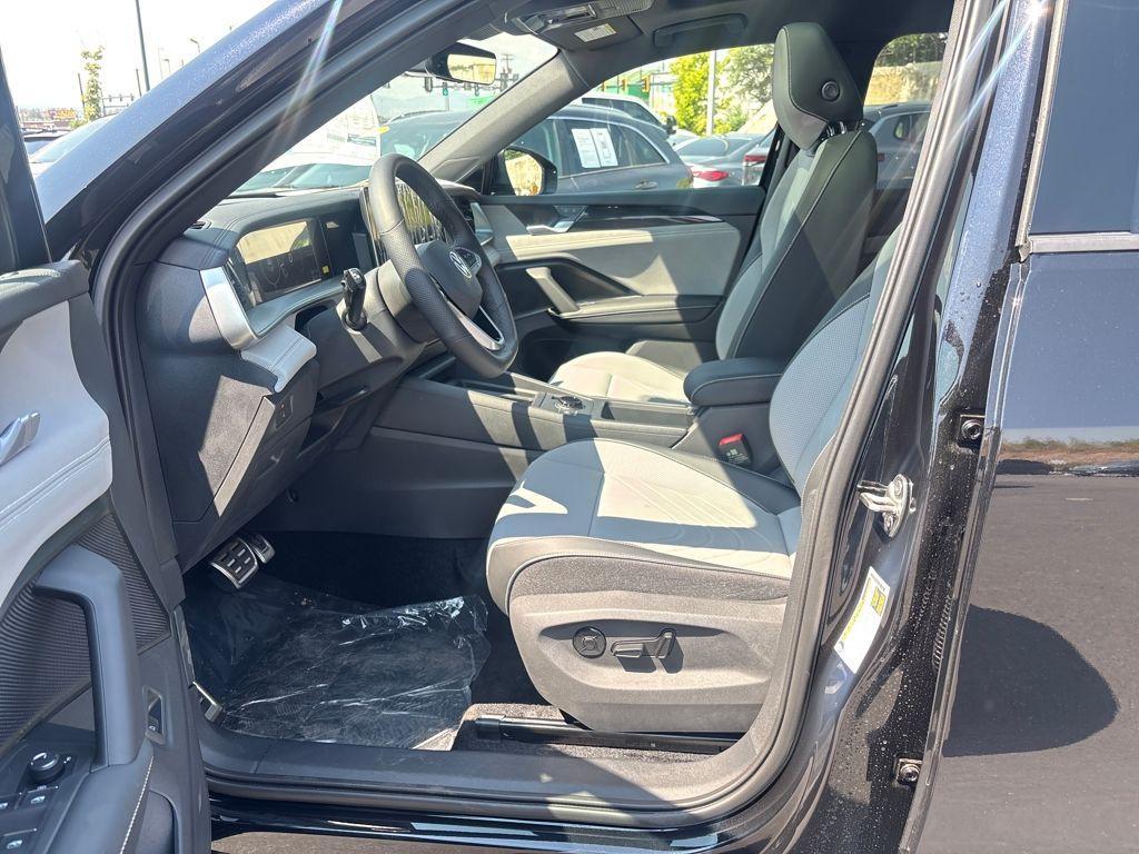 new 2025 Volkswagen Tiguan car, priced at $36,993