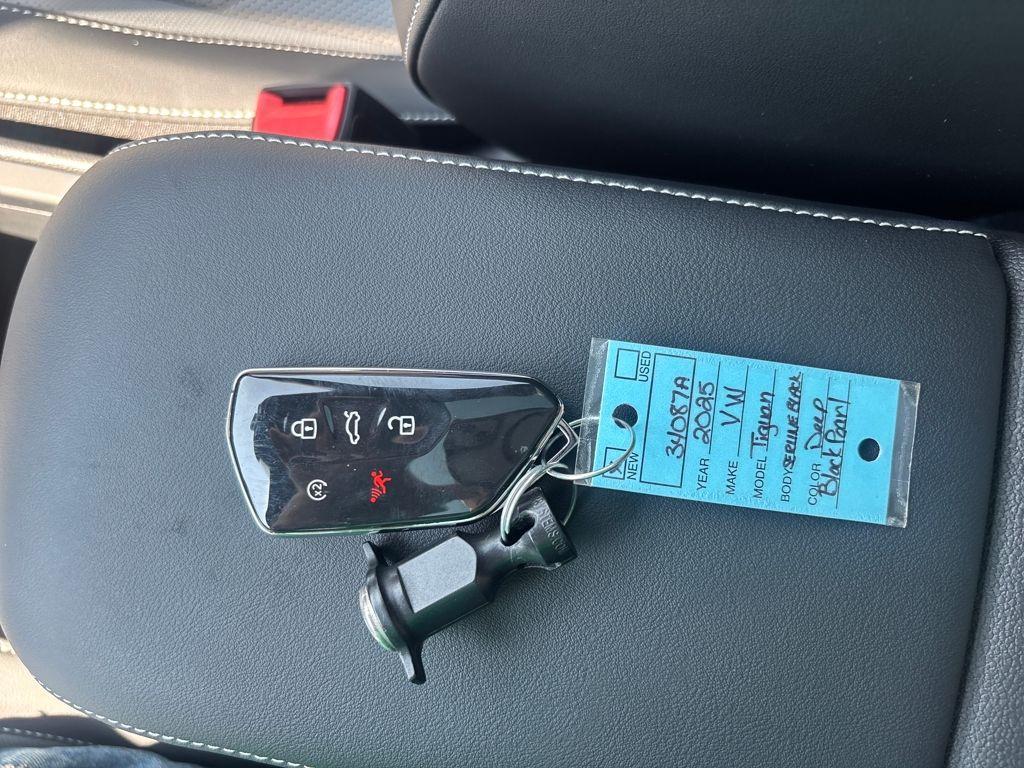 new 2025 Volkswagen Tiguan car, priced at $36,993