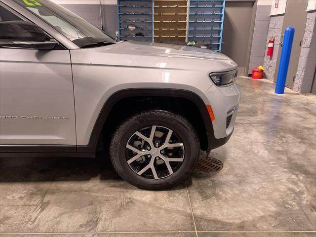new 2025 Jeep Grand Cherokee car, priced at $50,010