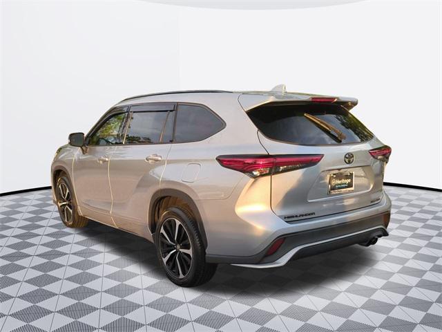 used 2022 Toyota Highlander car, priced at $37,600