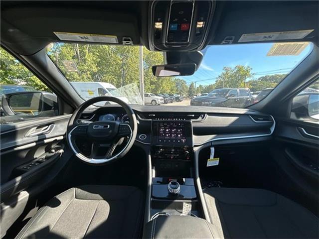 new 2025 Jeep Grand Cherokee car, priced at $39,825