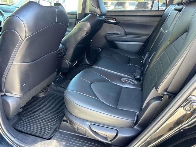 used 2022 Toyota Highlander car, priced at $37,995