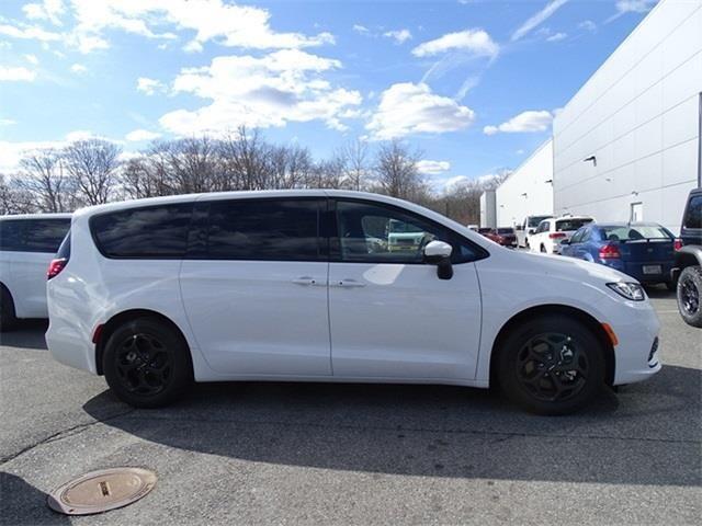 new 2023 Chrysler Pacifica Hybrid car, priced at $53,085