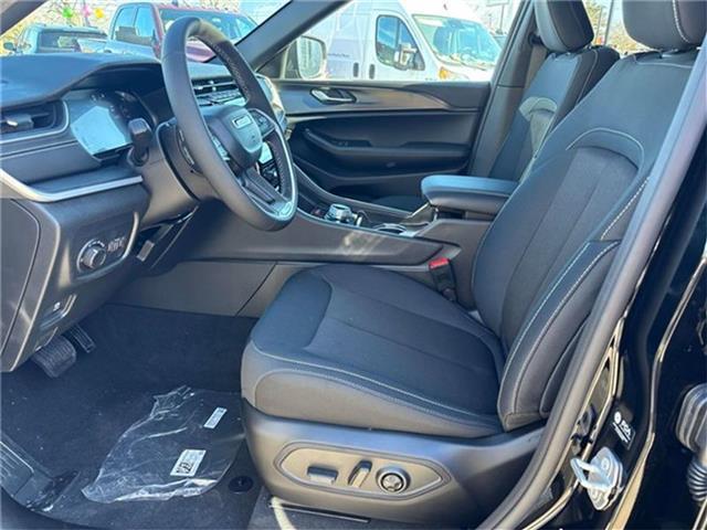 new 2025 Jeep Grand Cherokee car, priced at $38,175