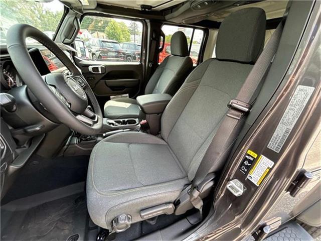 new 2025 Jeep Wrangler car, priced at $46,070