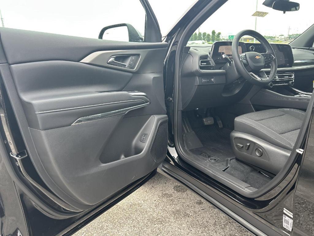 new 2025 Chevrolet Traverse car, priced at $43,045