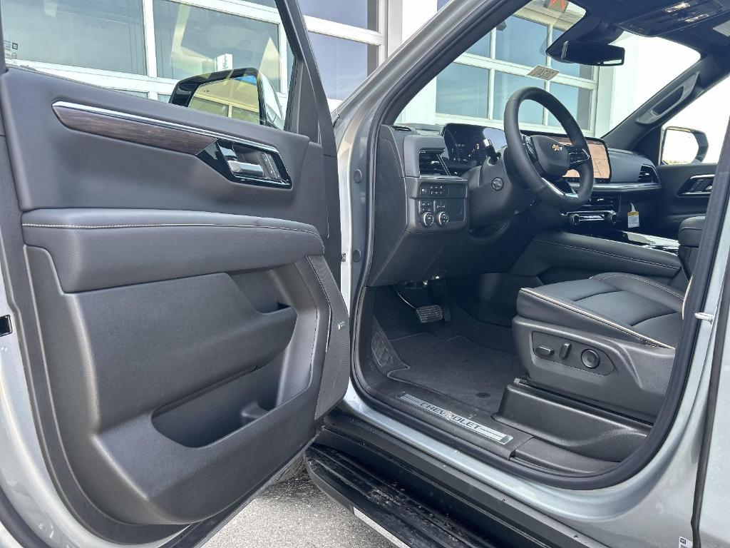 new 2025 Chevrolet Suburban car, priced at $78,595