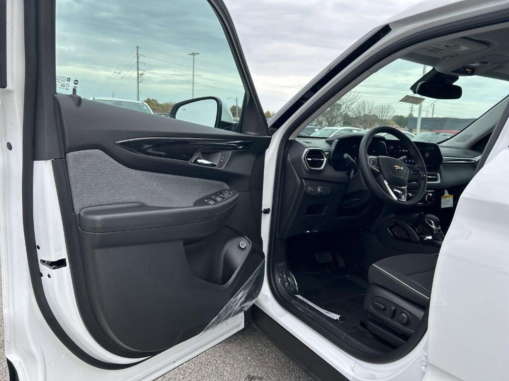 new 2025 Chevrolet TrailBlazer car, priced at $27,075