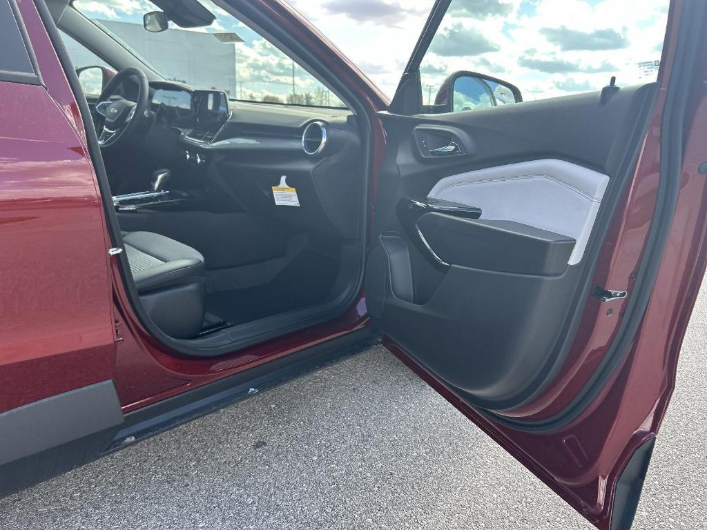 new 2025 Chevrolet Trax car, priced at $25,385