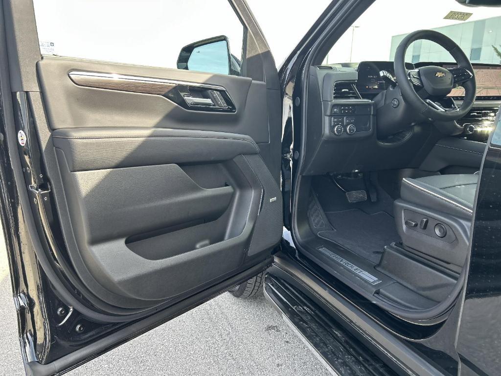 new 2025 Chevrolet Suburban car, priced at $78,595