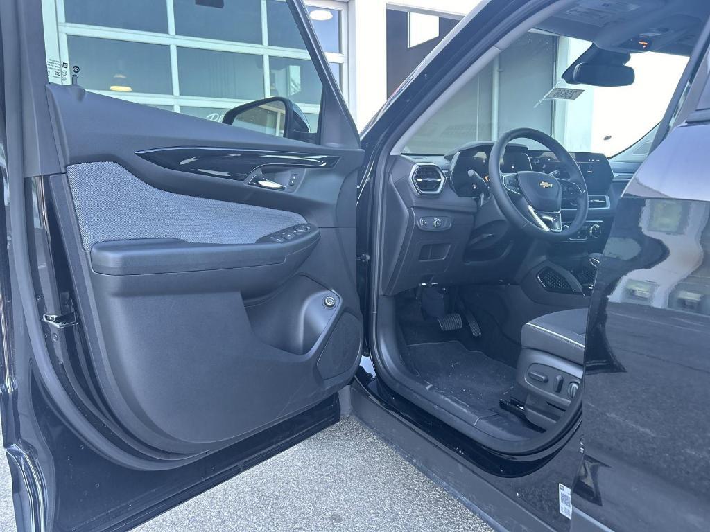 new 2025 Chevrolet TrailBlazer car, priced at $26,720