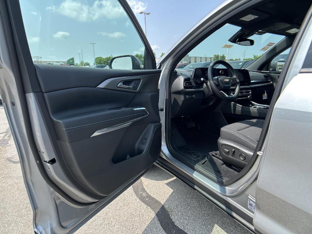 new 2025 Chevrolet Traverse car, priced at $44,545