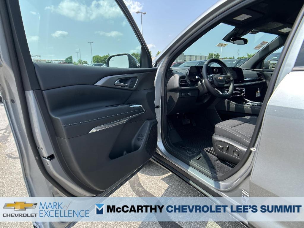new 2025 Chevrolet Traverse car, priced at $43,000