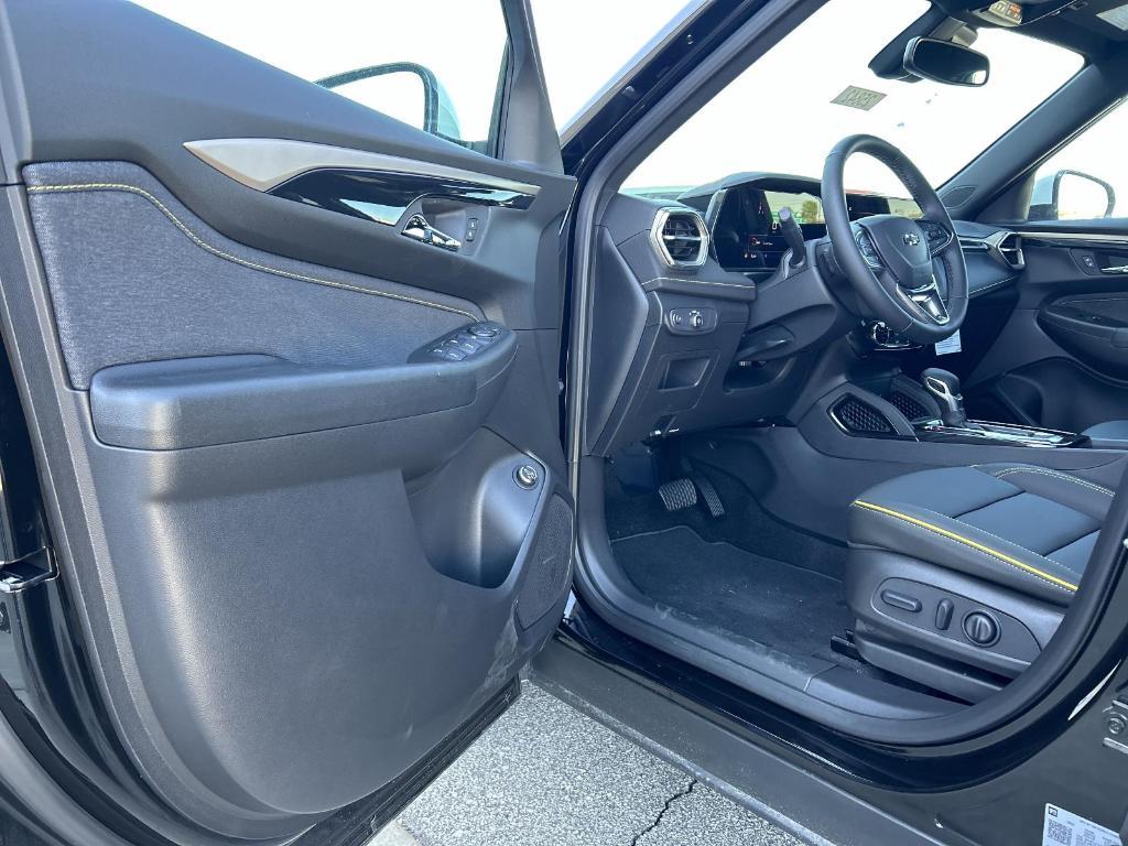 new 2025 Chevrolet TrailBlazer car, priced at $28,335