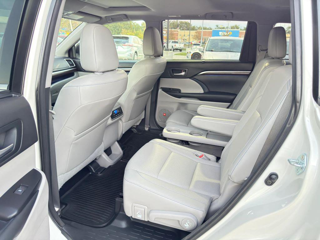 used 2015 Toyota Highlander car, priced at $22,650