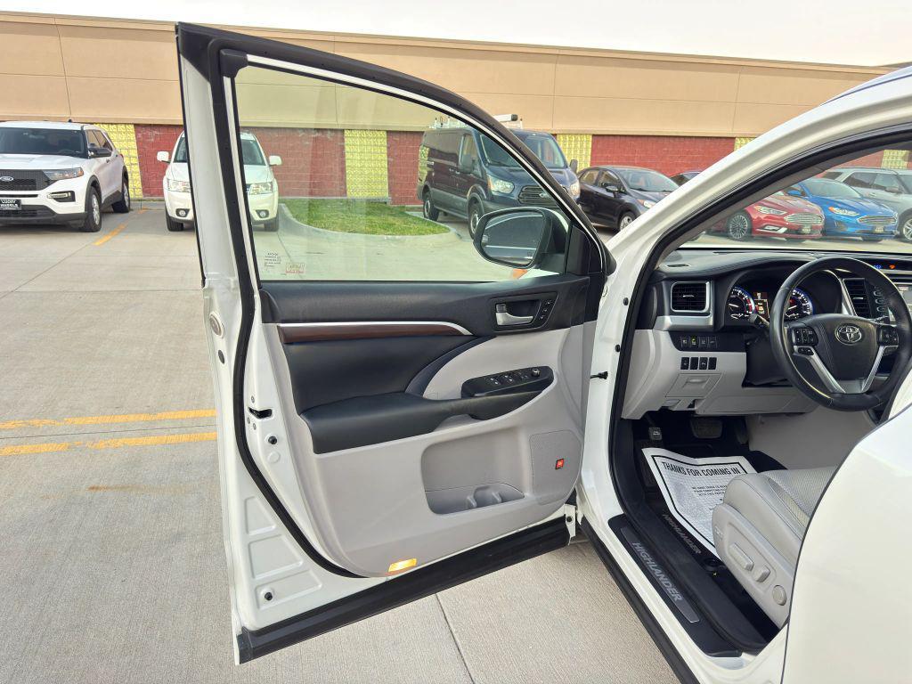 used 2015 Toyota Highlander car, priced at $22,650